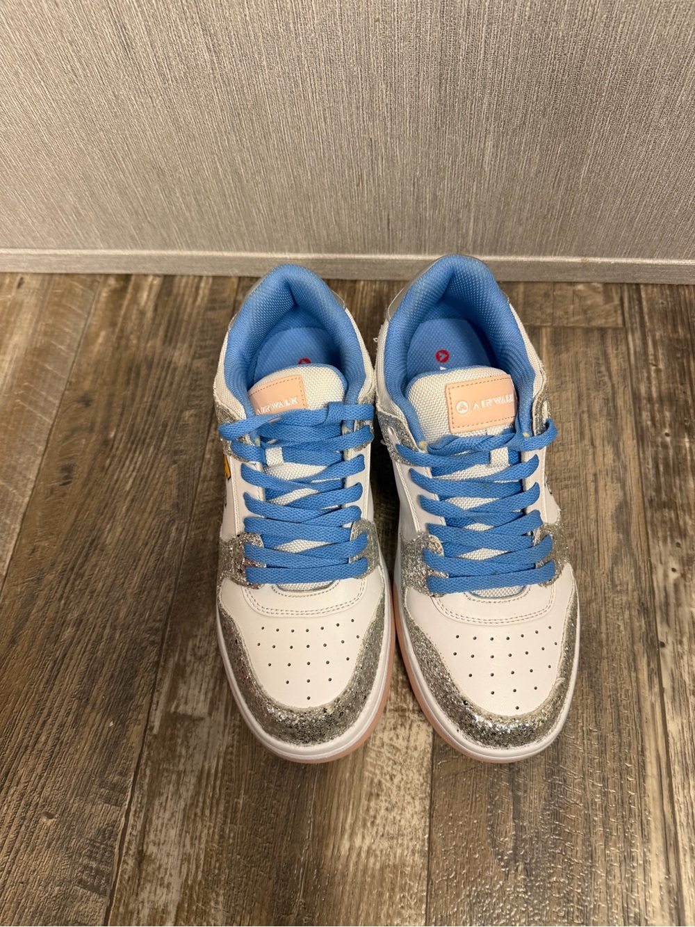 NWOB Airwalk Women’s White and Light Blue Glitter Accent Sneakers Size 9